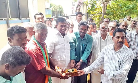 சேதராப்பட்டு ஆரம்ப சுகாதார நிலைய குடியிருப்பு புனரமைப்பு பணி அமைச்சர் சாய்.ஜெ.சரவணன்குமார் பூமி பூஜை செய்து தொடங்கி வைத்த காட்சி.