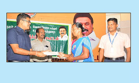 கரும்பு விவசாயிகளுக்கு பயிர்கடன் ஆணையை கலெக்டர் விஷ்ணு சந்திரன் வழங்கினார்.
