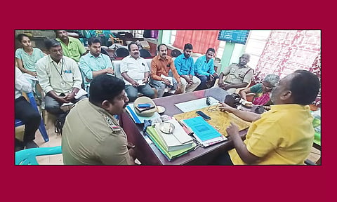 ஆலேசானை கூட்டம் நடந்தபோது எடுத்த படம்.