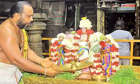 பாளை ராஜகோபால சுவாமி கோவிலில் சிறப்பு பூஜை நடைபெற்றது.