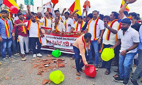 தமிழக-கர்நாடகா எல்லையில் இன்று 2-வது நாளாக கன்னட அமைப்பினர் போராட்டம்
