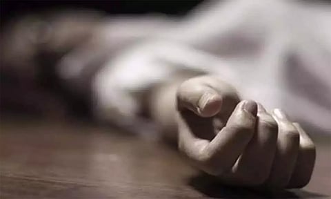 பஸ்களுக்கு இடையில் சிக்கி தொழிலாளி சாவு