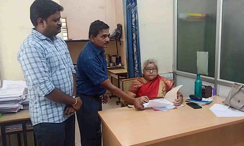 தமிழ் வளர்ச்சித் துறை உதவி இயக்குனர் கோப்புகளை ஆய்வு செய்த போது எடுத்த படம்.