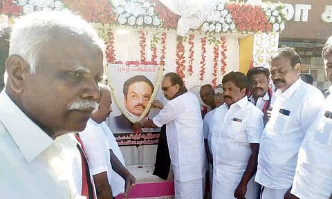 டாக்டர் சிவந்தி ஆதித்தனார் படத்திற்கு வைகோ மாலை அணிவித்து மரியாதை