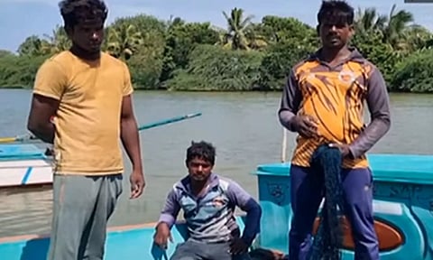 கோடியக்கரை அருகே நாகை மீனவர்களை தாக்கிய இலங்கை கடற்கொள்ளையர்கள்- 500 கிலோ வலைகளை எடுத்து சென்றனர்