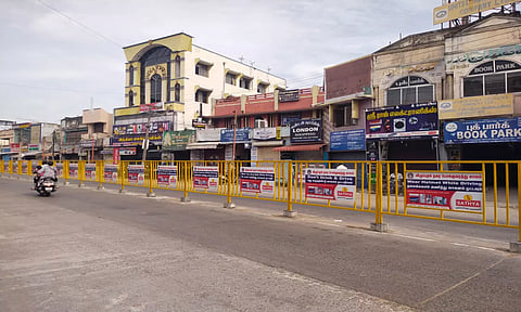 விழுப்புரம் - புதுவை சாலையில் சிக்னல் அருகே ரிப்லெக்ஸ் இரும்பு தடுப்புகள் அமைக்கப்பட்டுள்ளதை படத்தில் காணலாம்.