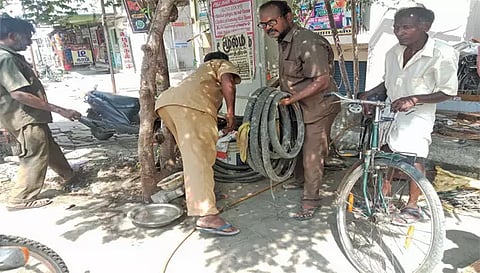நகராட்சி பணியாளர்கள் கொசுக்கள் உற்பத்தியாகும் டயர் உள்ளிட்ட பொருட்களை அப்புறப்படுத்திய காட்சி.