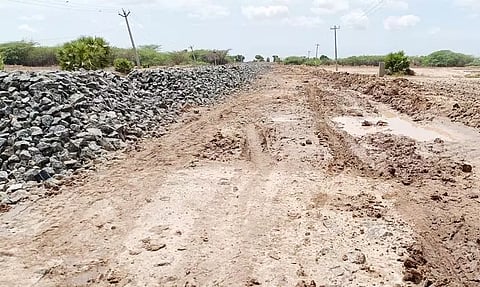கிடப்பில் போடப்பட்டுள்ள சாலை பணியை விரைந்து முடிக்க கோரிக்கை