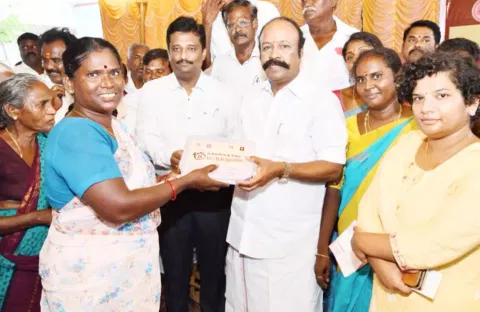 முகாமில் மருந்து பெட்டகங்களை பயனாளிகளுக்கு அமைச்சர் பெரிய கருப்பன் வழங்கினார். அருகில் கலெக்டர் ஆஷா அஜீத் உள்ளார்.