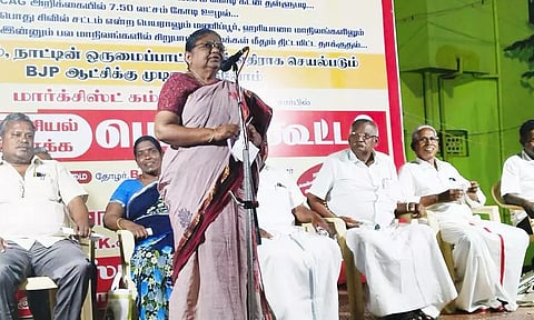 ஊழல் வழக்கில் சிக்கிய அ.தி.மு.க. முன்னாள் அமைச்சர்கள் சுதந்திரமாக திரிகிறார்கள்- முன்னாள் எம்.எல்.ஏ. குற்றச்சாட்டு