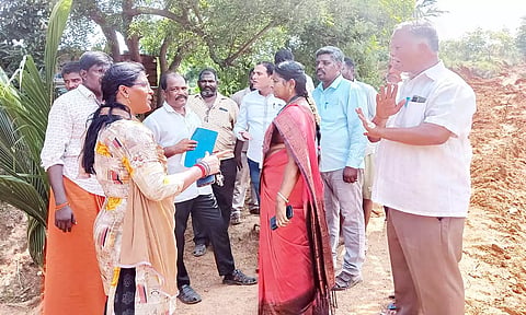 தடுப்பணைகளில் அதிகாரிகள் ஆய்வு செய்த காட்சி.