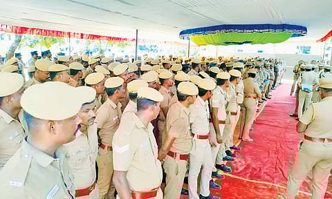 முத்துப்பேட்டையில் பாதுகாப்புக்காக குவிக்கப்பட்டுள்ள போலீசார்.