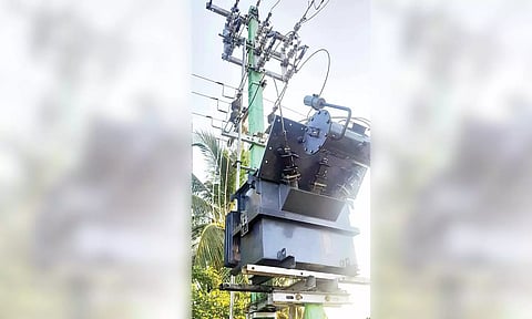 செம்பு கம்பிகள் திருடு போன புதிய மின்மாற்றி.