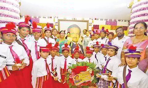 மணலி டாக்டர் சிவந்தி ஆதித்தனார் பெண்கள் பள்ளி மாணவிகள் மரியாதை