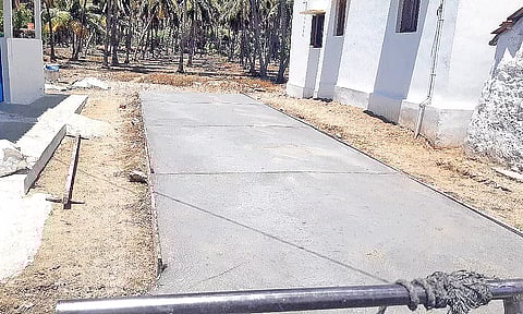 புதிதாக அமைக்கப்பட்டிருக்கும் கான்கிரீட் சாலை.