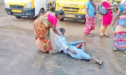 குடிபோதையில் இருந்த முதியவரை படத்தில் காணலாம். 