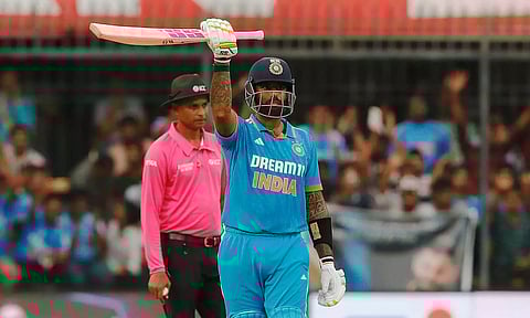 சிக்சர், பவுண்டரி மழை பொழிந்த வீரர்கள் - 2வது ஒருநாள் போட்டியில் இந்தியா 399 ரன்கள் குவிப்பு