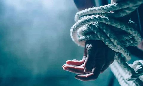 ஆசைவார்த்தை கூறி சிறுமியை கடத்தி சென்ற வாலிபர்- பெற்றோர் போலீசில் புகார்