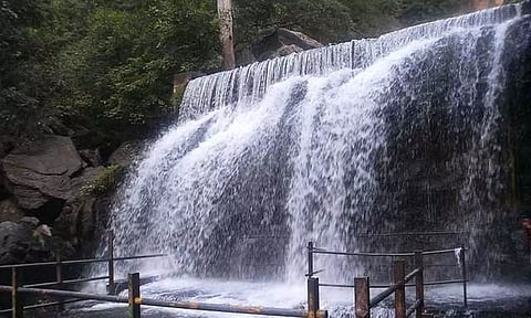 கும்பக்கரை, சுருளி அருவியில் தொடரும் தடை: சுற்றுலா பயணிகள் ஏமாற்றம்