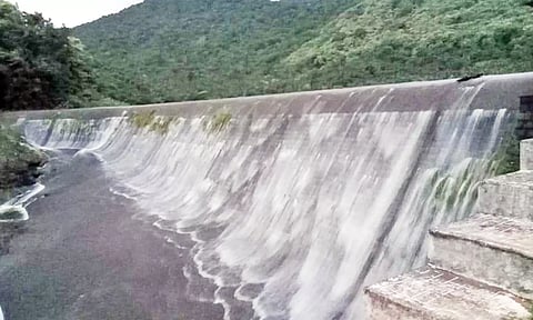 குண்டாறு அணை நிரம்பி வழியும் காட்சி