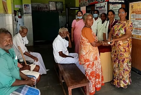 அரசு மருத்துவமனையில்இலவச காது கேட்கும் கருவி வழங்கப்பட்டது