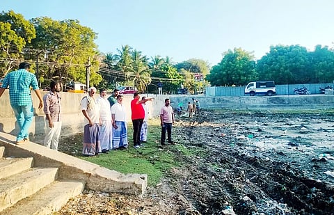 கோவில் குளம் தூர்வாரும் பணி