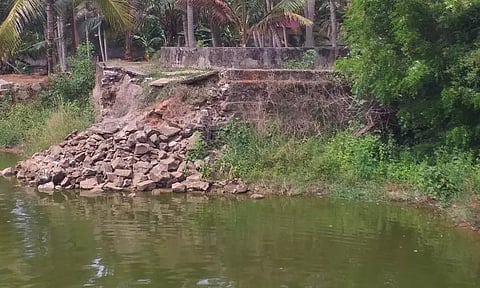 குருந்தன்கோடு ஒன்றியத்தில் குளத்தின் பக்கச்சுவரை விரைந்து கட்டித்தர வேண்டும்