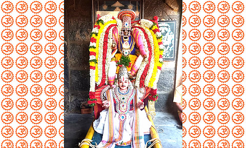 கருட வாகனத்தில் சுவாமி பக்தர்களுக்கு அருள்பாலித்த காட்சி.