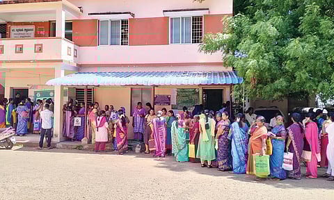 கலைஞர் மகளிர் உரிமை திட்டத்தில் மறு விண்ணப்பம் செய்ய இ-சேவை மையத்தில் குவிந்த பெண்கள்