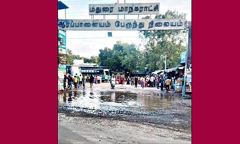 ஆரப்பாளையம் பஸ் நிலைய நுழைவுவாயில் முன்பு தேங்கி நிற்கும் மழைநீர்.