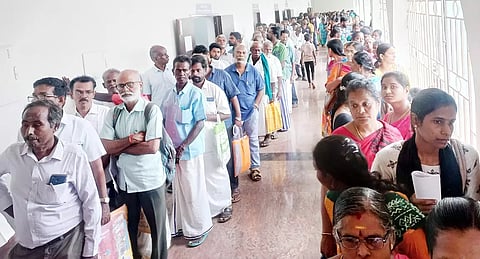 கலெக்டர் அலுவலகத்தில் மனு அளிக்க குவிந்திருந்த பொதுமக்களை படத்தில் காணலாம்.