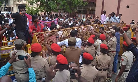 சட்டசபை நோக்கி ஊர்வலமாக வந்த பொதுப்பணித்துறை ஊழியர்களை போலீசார் தடுத்து நிறுத்திய காட்சி.