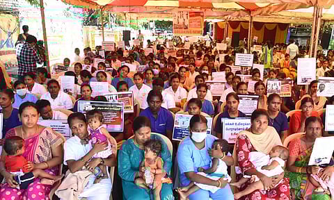 கொரோனா காலத்தில் பணி செய்த நர்சுகள் மீண்டும் வேலை கேட்டு கைக்குழந்தையுடன் உண்ணாவிரதம்