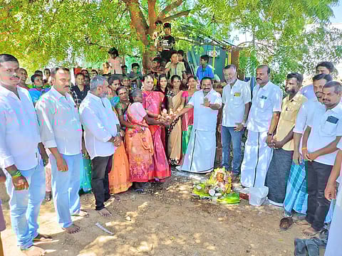 பேவர் பிளாக் சாலை அமைக்கும் பணியை பேரூராட்சி மன்ற தலைவர் சுப்புலட்சுமி ராஜதுரை தொடங்கி வைத்த காட்சி.