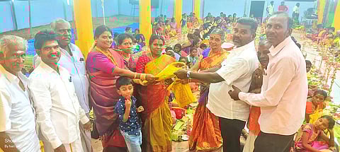 திருவிளக்கு பூஜையை கோவை தொழிலதிபர் அஜித்ராஜ், அவரது மனைவி மகேஸ்வரி மற்றும் கோவை மேற்கு மாவட்ட நாடார் சங்க செயலாளர் பாஸ்கர் ஆகியோர் சேலை வழங்கி தொடங்கி வைத்தனர். அருகில் கோவில் நிர்வாகிகள் ஜெயகிருஷ்ணன், செல்லப்பாண்டி ஆகியோர் உள்ளனர்.