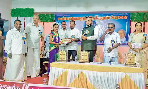 விழாவில் பரதநாட்டியம் ஆடிய மாணவிகளுக்கு பரிசுகள் வழங்கினர்.