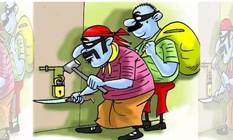 பூட்டிய வீட்டின் கதவை உடைத்து பணம் - வெள்ளி பொருட்கள் திருட்டு