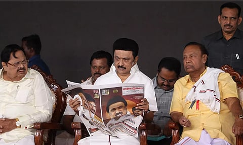 மாலைமலர் நாளிதழை முதலமைச்சர் வாசிக்கும் போது எடுத்த படம்.