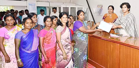 மக்கள் குறைதீர்க்கும் நாள் கூட்டத்தில் கலெக்டர் ஆஷா அஜித் மகளிர்களுக்கு உதவித் தொகை வழங்கினார்.