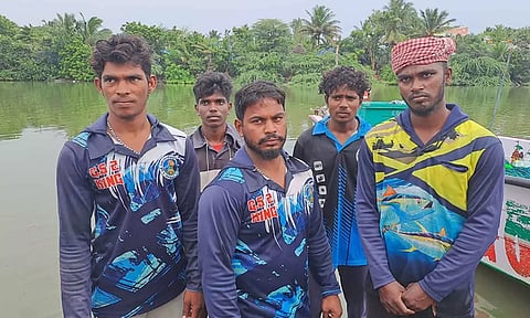 இலங்கை கடற்கொள்ளையர்களால் தாக்கப்பட்ட நாகை மீனவர்கள் கரைக்கு திரும்பிய காட்சி.