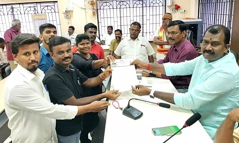 துணை மேயர் கே.ஆர்.ராஜூவிடம் மனு கொடுத்த திராவிடர் தமிழர் கட்சியினர்.