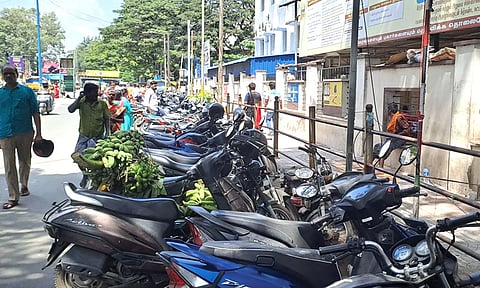 கோவையில் அரசு ஆஸ்பத்திரி முன்பு தாறுமாறாக நிறுத்தப்படும் மோட்டார் சைக்கிள்கள்