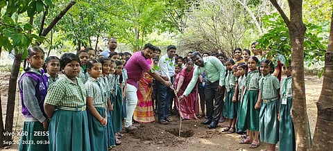 ராமசாணிக்குப்பம் பள்ளியில் மரக்கன்றுகள் நடப்பட்டது
