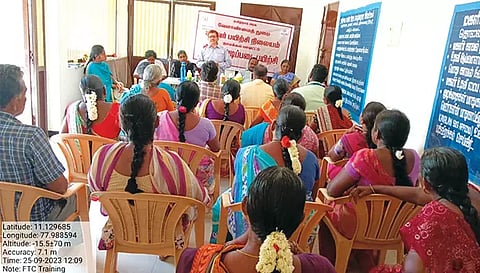 வீரணாம்பாளையம் கிராமத்தில் உழவர் பயிற்சி நிலைய கிராம அடிப்படைப் பயிற்சி முகாம் நடைபெற்ற போது எடுத்த படம்.