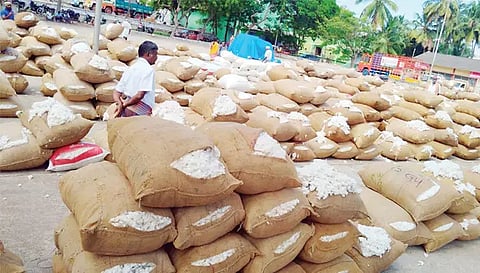 திருச்செங்கோட்டில் ரூ.8.55 லட்சத்திற்கு பருத்தி ஏலம்