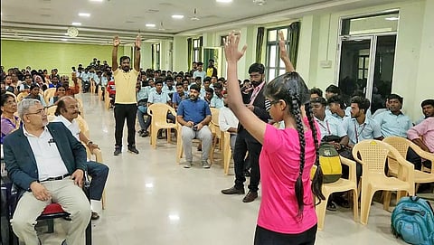 கண்களை கட்டிக்கொண்டு சாதனைகள் செய்து காட்டிய மாணவி பிரிஷா.