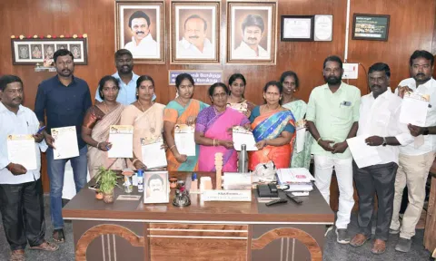 தி.மு.க கவுன்சிலர்கள் மேயரிடம் மனு அளித்த காட்சி.