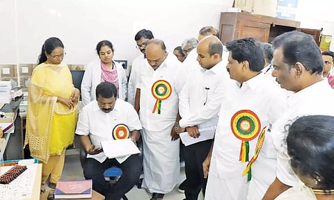 தஞ்சை ராசாமிராசுதார் அரசு ஆஸ்பத்திரியில் சட்டப்பேரவை குழுவினர் ஆய்வு செய்தனர்.