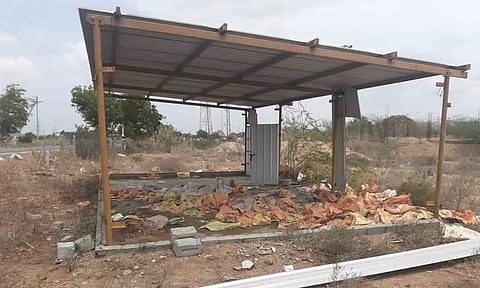 இரும்பு கூரை தகடுகள் திருடப்பட்டு இருப்பதை படத்தில் காணலாம்.