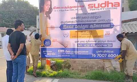 சாலையில் இடையூறாக இருந்த விளம்பரப்பதாகை அகற்றப்பட்ட போது எடுத்த படம்.